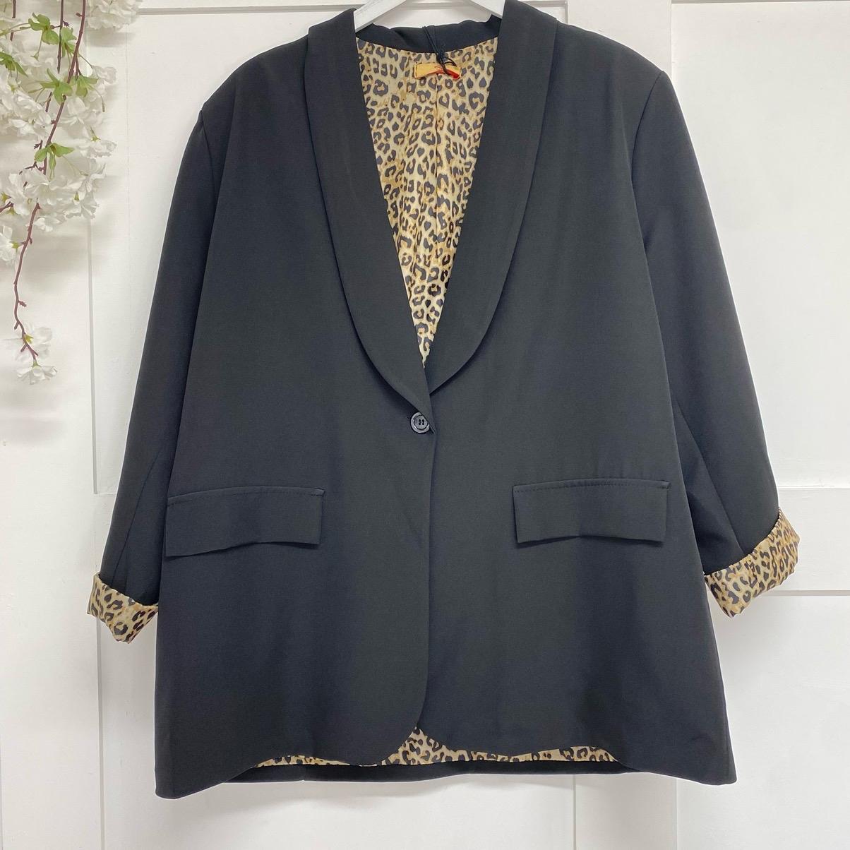 Tess: Plus size leopard print blazers. Sizes 20-24.