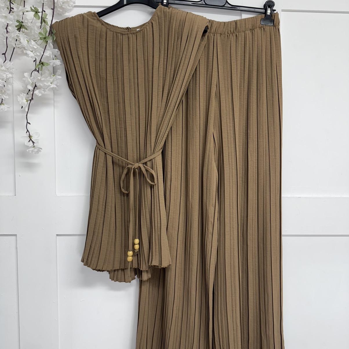 Shirlie: Two piece pleated co-ord set. One size 14-24