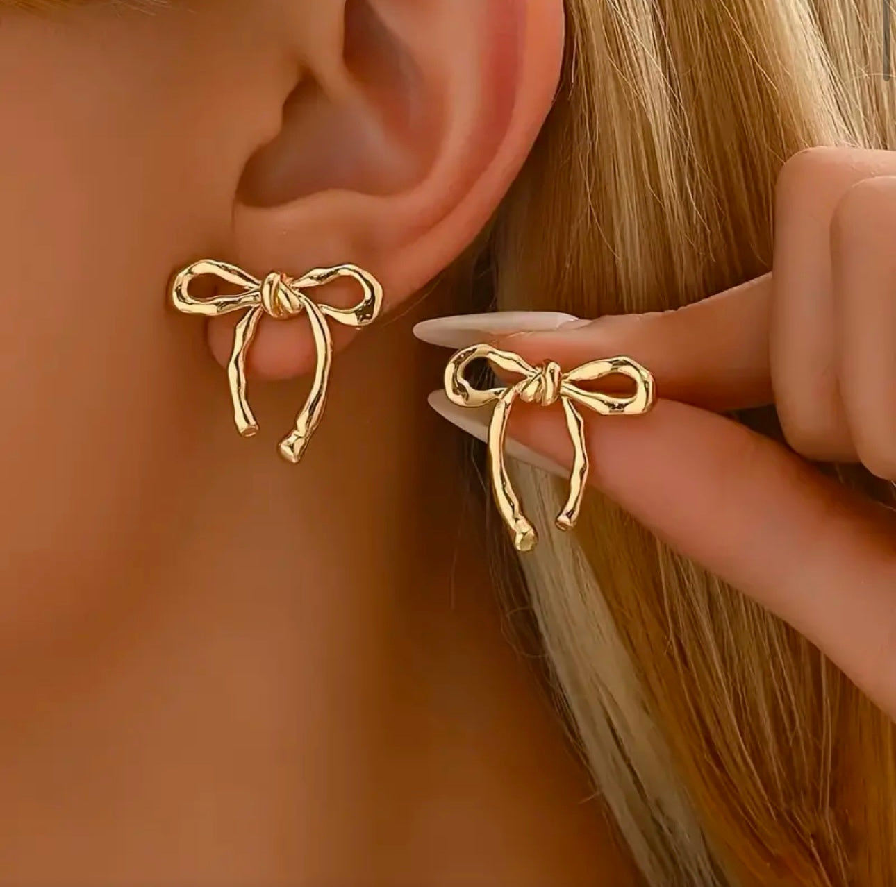 Bindi: Gold ribbon alloy earrings